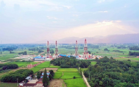 川西海相氣田一臺(tái)四鉆機(jī)平臺(tái)。劉淑石攝